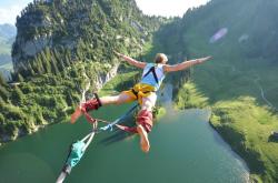 开云下载-天山脚下，太平洋惊涛，新疆奇迹与霍勒迪的战场救赎