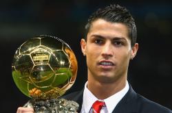 开云体育-双线鏖战，绿茵场的波兰铁骑与球台边的藏獒嘶吼