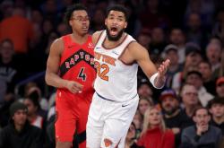 开云APP-独行侠惨遭活塞逆转，唐斯神奇空翻得分