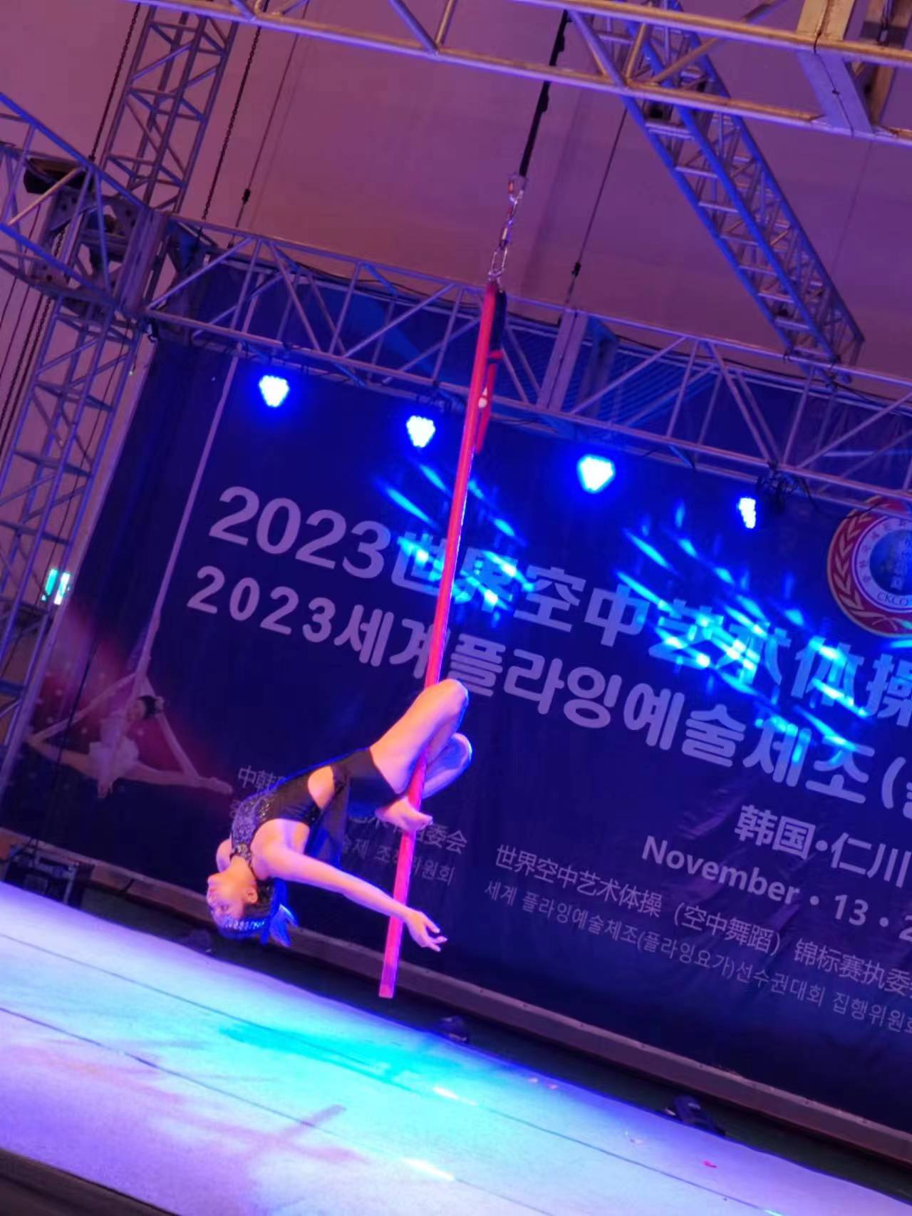 艺术体操竞技场上精彩纷呈，技压万钧