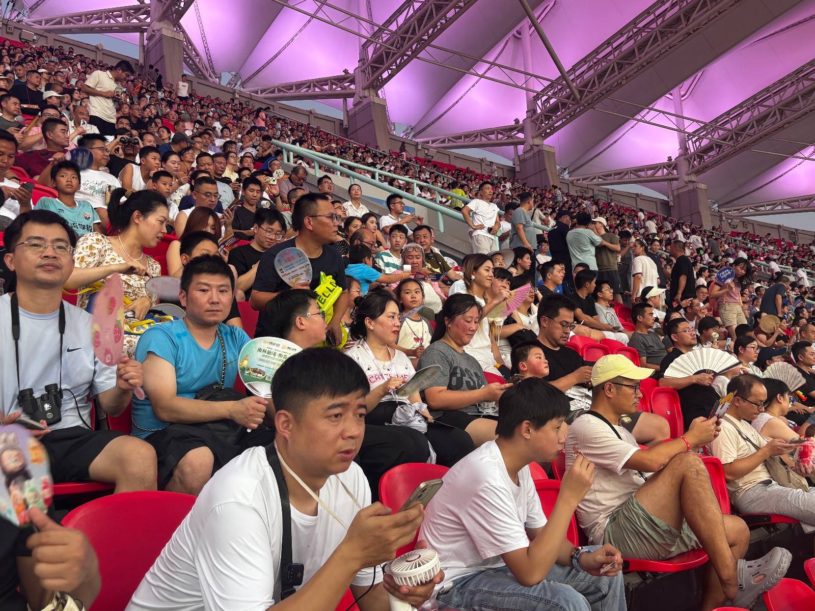 比赛现场气氛火爆，球迷疯狂呐喊