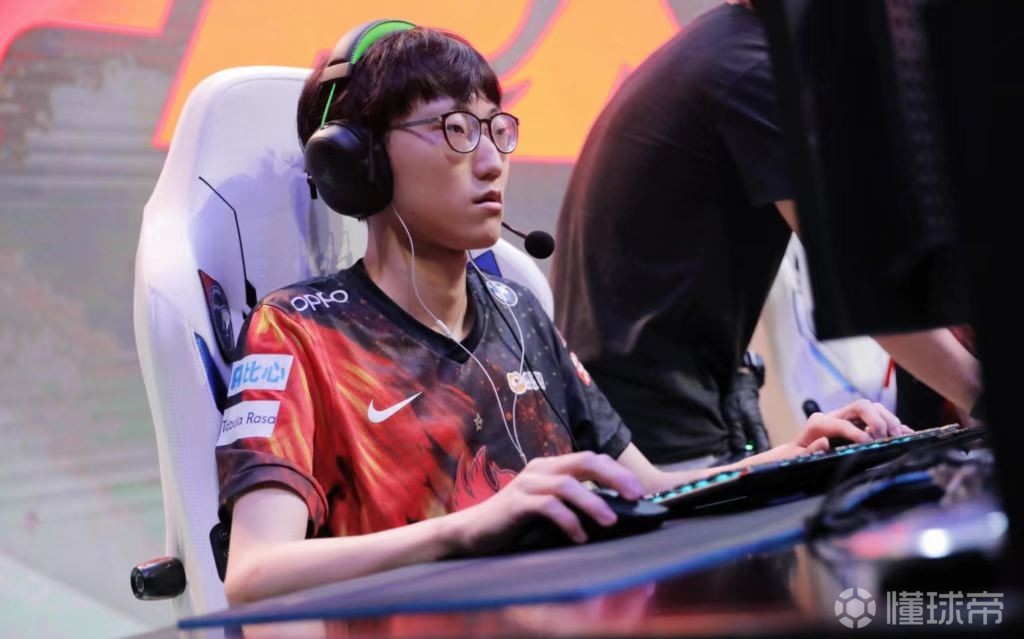 FPX险胜TSM，Inspired极限生还后反打峡谷大战小组赛，留下经典瞬间的简单介绍