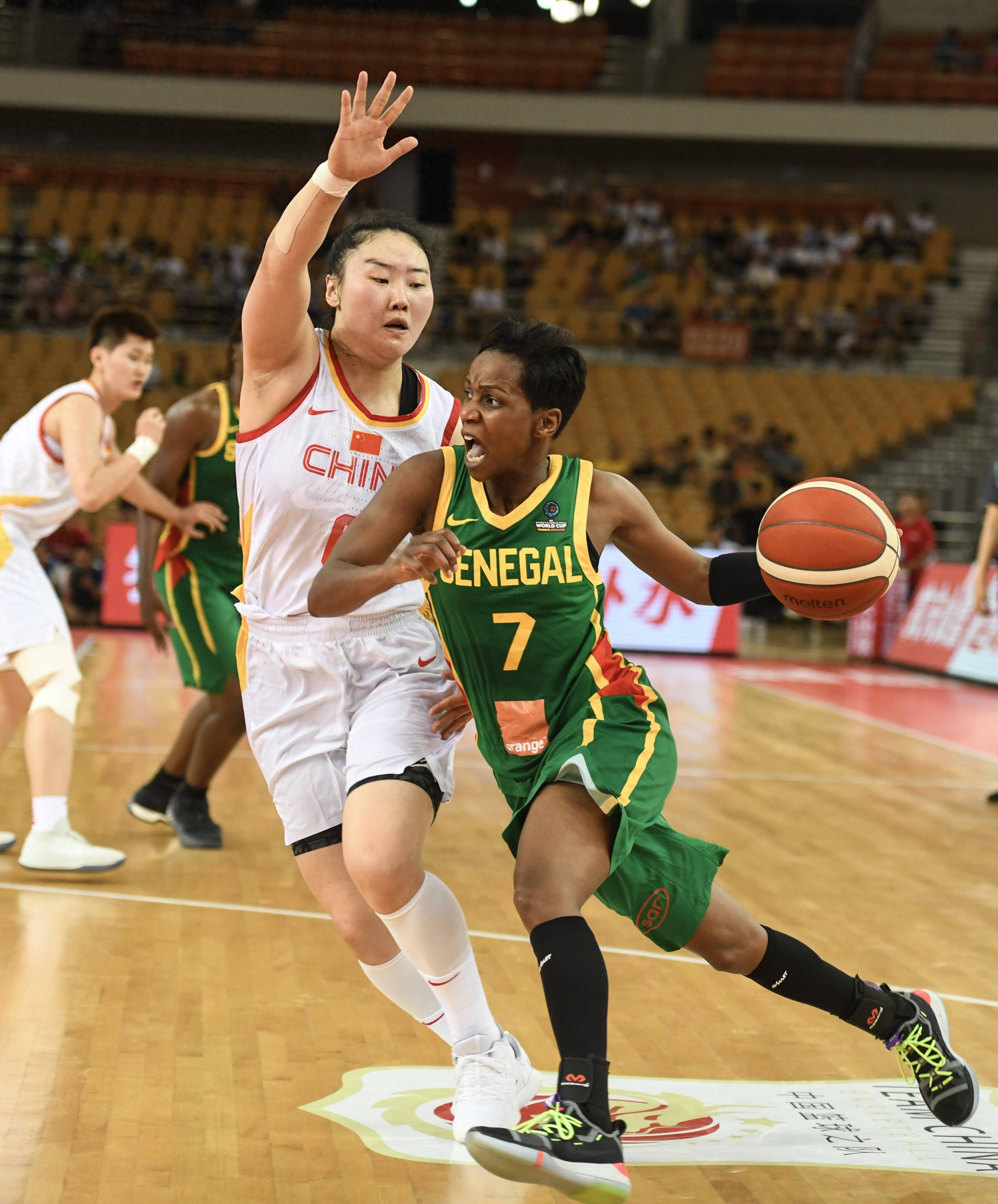 包含篮球青年选手集结备战世界锦标赛，雄心勃发的词条