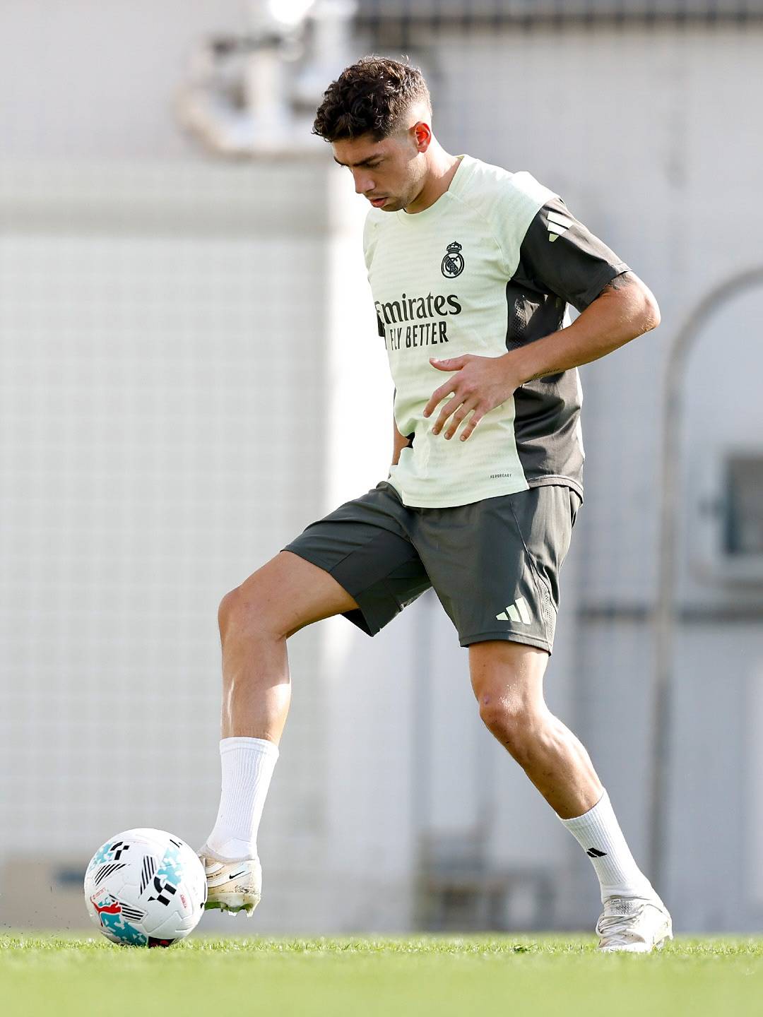 惊!皇马后卫遭遇失误,球员面临批评 惊!皇马后卫遭遇失误,球员面临批评