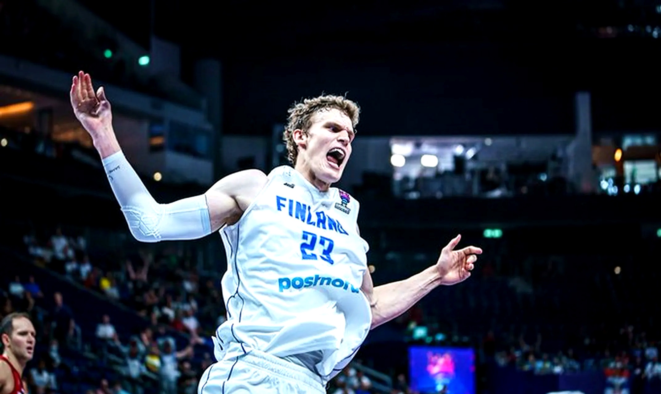 球员在比赛中的关键发挥成为球队胜利的保证