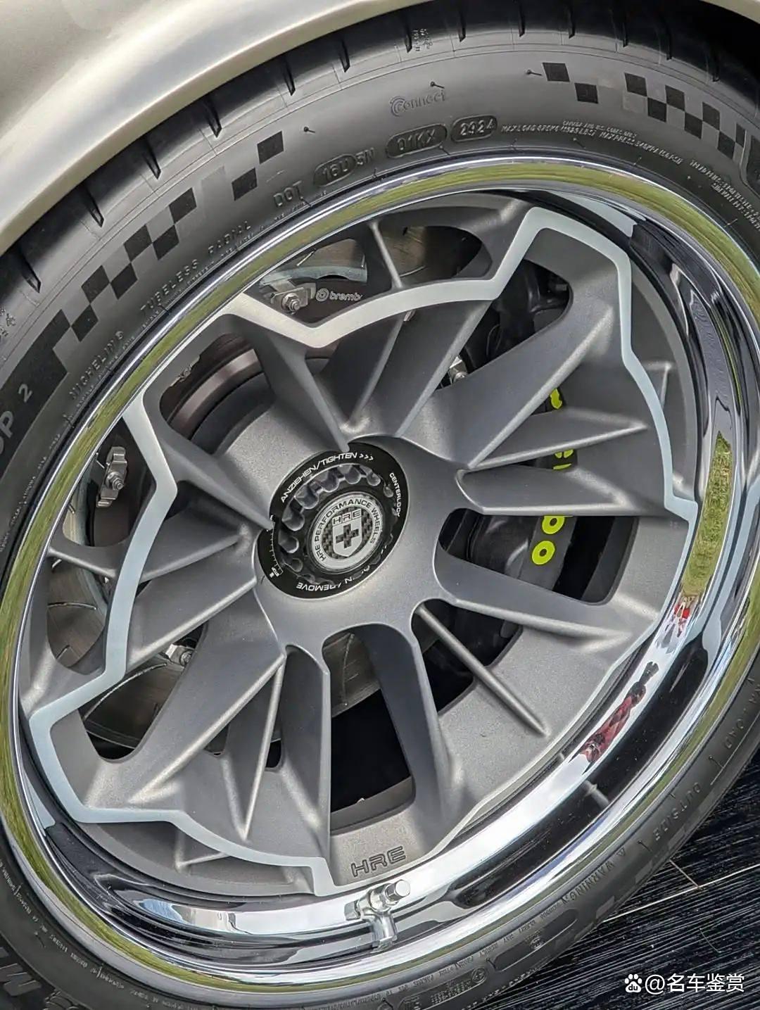 阿斯顿马丁翻盘迈凯伦，周冠宇统治全场的简单介绍