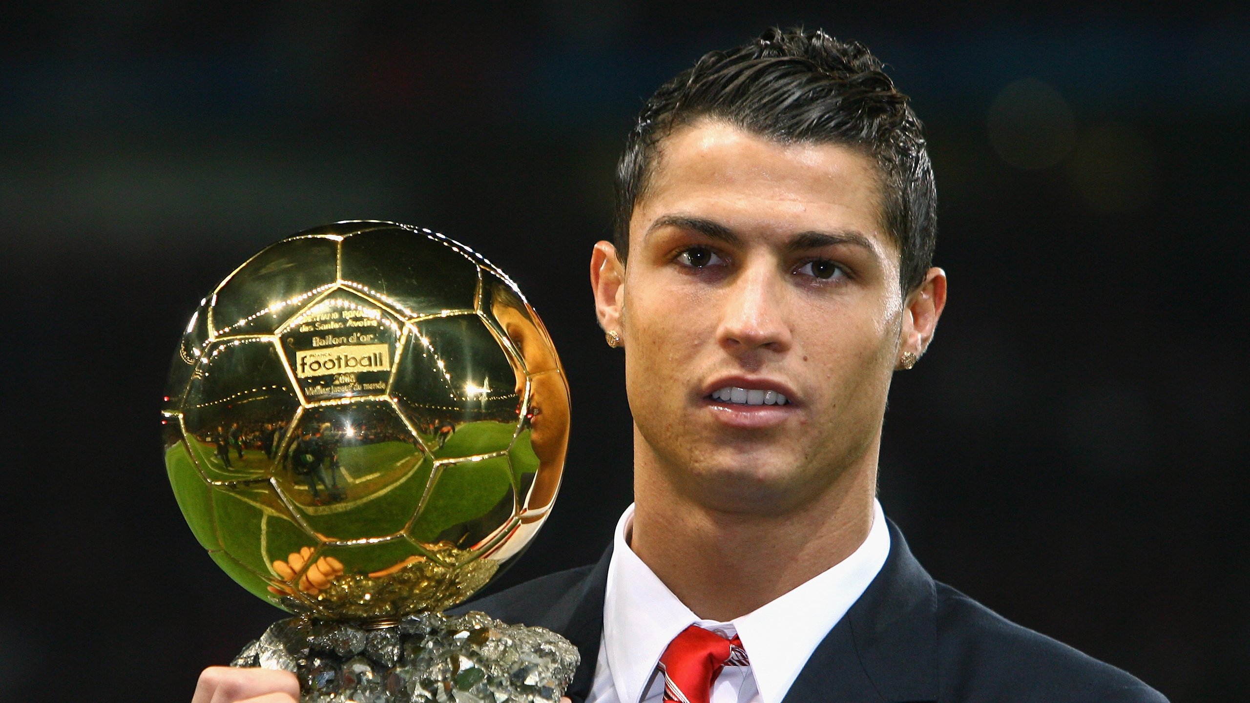 双线鏖战，绿茵场的波兰铁骑与球台边的藏獒嘶吼